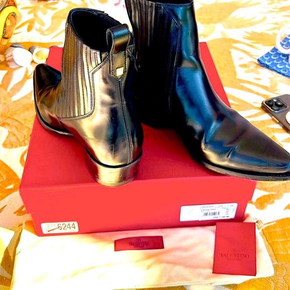 Valentino Garavani🖤VLogo Lockette Beatle Black Leather Boots🖤 - Picture 6 of 13